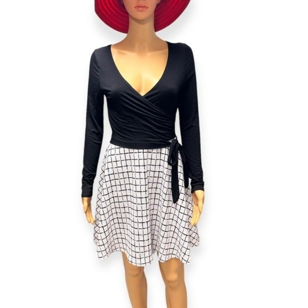 Gilli Long Sleeve faux Wrap Tie Style Dress Black White Long Sleeve Size Medium